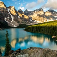 moraine-lakeทะเลสาบสีฟ้าธารน้ำแข็งแห่งแคนาดา